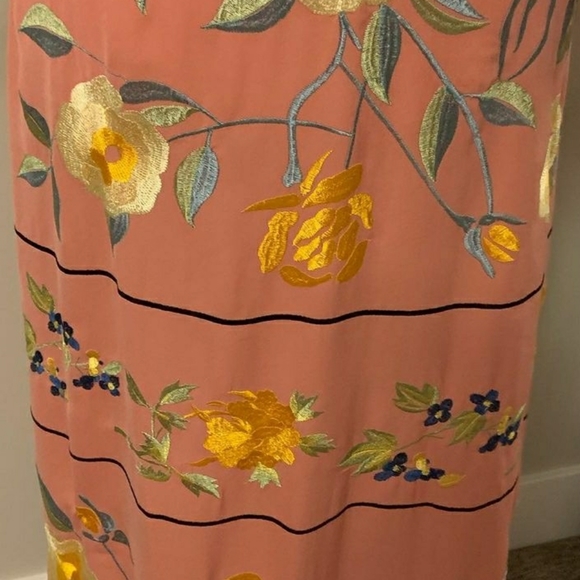 Embroidered dusty rose Dress - Picture 6 of 9